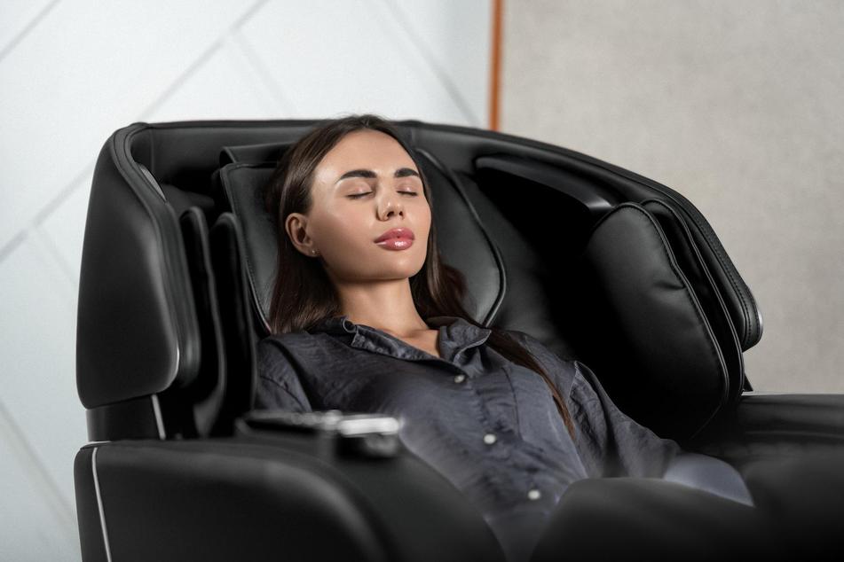 S8 Smart Jet Black Edition Massage Chair